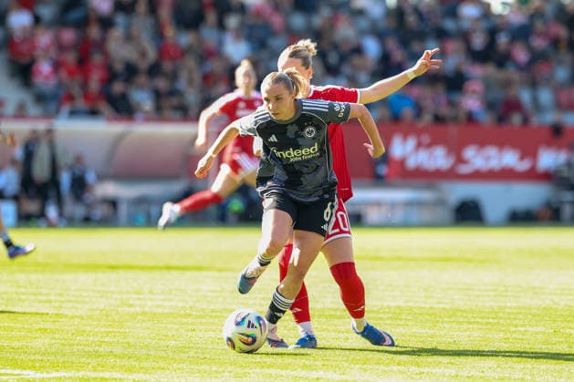 duel Elisa Senss Eintracht Frankfurt, 06 with Franziska Kett FC Bayern Muenchen, 20 , GER, FC Bayern Muenchen vs Eintracht Frankfurt, Soccer, Google Pixel Womens Bundesliga, 25 Matchday, Season 2025 2026, 09 05 2026, DFL DFB REGULATIONS PROHIBIT ANY USE OF PHOTOGRAPHS as IMAGE SEQUENCES and or QUASI VIDEO, GER, FC Bayern Muenchen vs Eintracht Frankfurt, Football, Google Pixel Frauen Bundesliga, 25 Spieltag, Saison 2025 2026, 09 05 2026 Muenchen Copyright: xEibner-Pressefoto JennixMaulx EP_JML
