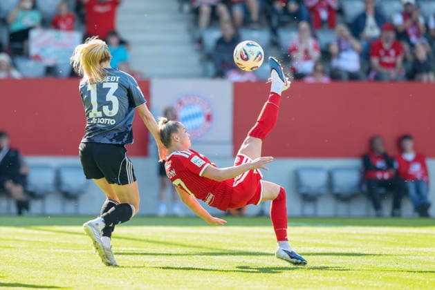 Fallrueckzieher Giulia Gwinn FC Bayern Muenchen, 07 with Amanda Ilestedt Eintracht Frankfurt, 13 , GER, FC Bayern Muenchen vs Eintracht Frankfurt, Soccer, Google Pixel Womens Bundesliga, 25 Matchday, Season 2025 2026, 09 05 2026, DFL DFB REGULATIONS PROHIBIT ANY USE OF PHOTOGRAPHS as IMAGE SEQUENCES and or QUASI VIDEO, GER, FC Bayern Muenchen vs Eintracht Frankfurt, Football, Google Pixel Womens Bundesliga, 25 Matchday, Season 2025 2026, 09 05 2026 Muenchen Copyright: xEibner-Pressefoto JennixMaulx EP_JML