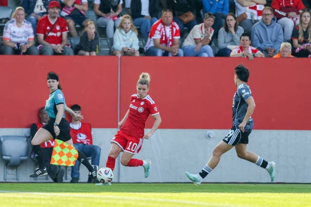 Linda Dallmann FC Bayern Muenchen, 10 with Dilara Acikgoez Eintracht Frankfurt, 29 , GER, FC Bayern Muenchen vs Eintracht Frankfurt, Soccer, Google Pixel Womens Bundesliga, 25 Matchday, Season 2025 2026, 09 05 2026, DFL DFB REGULATIONS PROHIBIT ANY USE OF PHOTOGRAPHS as IMAGE SEQUENCES and or QUASI VIDEO, GER, FC Bayern Muenchen vs Eintracht Frankfurt, Football, Google Pixel Womens Bundesliga, 25 Matchday, Season 2025 2026, 09 05 2026 Muenchen Copyright: xEibner-Pressefoto JennixMaulx EP_JML
