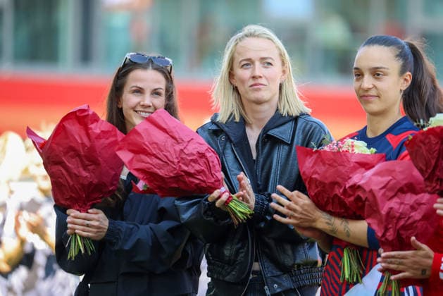Munich, Germany 09 May 2026 1 Womens Bundesliga 25 Matchday FC Bayern Munich vs Eintracht Frankfurt In the picture from left former FCB player Tuva Hansen and former FCB player Lea Schüller Schueller and Natalia Padilla Bidas FCB , who is leaving the club after the season, at her farewell before the last home game of the season in Munich Copyright: HMBxMedia MadeleinexFantini