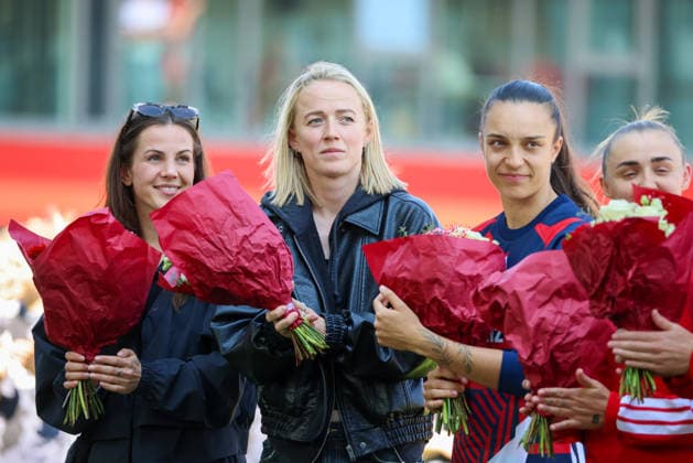 Munich, Germany 09 May 2026 1 Womens Bundesliga 25 Matchday FC Bayern Munich vs Eintracht Frankfurt In the picture from left former FCB player Tuva Hansen and former FCB player Lea Schüller Schueller and Natalia Padilla Bidas FCB , who is leaving the club after the season, at her farewell before the last home game of the season in Munich Copyright: HMBxMedia MadeleinexFantini