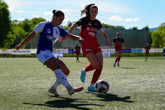 Switzerland AXA Womens Super League 2025 26, FC Aarau Women vs GC Womens Football Sportanlage Schachen, Aarau Kayla Jay Mckenna 12 Grasshoppers vs Celia Hofer 27 FC Aarau Copyright: xKjetilxWaberx