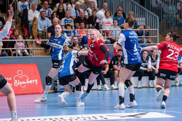 HSG Blomberg Lippe GER vs Thueringer HC GER Handball, 1 Handball Bundesliga Women, Semifinal, Match 3, 9 5 2026, Season 2025 2026, Blomberg Johanna Reichert Thueringer HC, 29 in goal throw against Alexia Hauf HSG Blomberg Lippe, 31 Blomberg Sporthalle an der Ulmenallee Germany