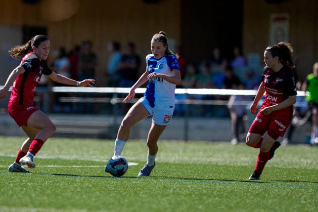 Switzerland AXA Women s Super League 2025 26, FC Aarau Women vs GC Women s Football Sportanlage Schachen, Aarau Julie Gartmann 19 FC Aarau with Nathalie Widmer 5 FC Aarau vs Giulia Looser 24 Grasshoppers Copyright: xKjetilxWaberx