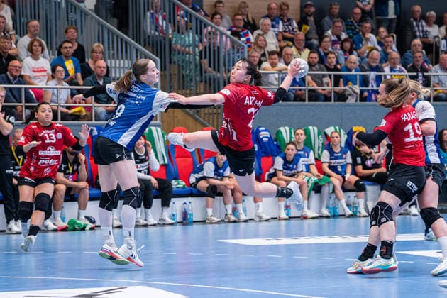 HSG Blomberg Lippe GER vs Thueringer HC GER Handball, 1 Handball Bundesliga Women, Semifinal, Match 3, 9 5 2026, Season 2025 2026, Blomberg Natsuki Aizawa Thueringer HC, 23 in goal throw against Nieke Kuehne HSG Blomberg Lippe, 09 Blomberg Sporthalle an der Ulmenallee Germany