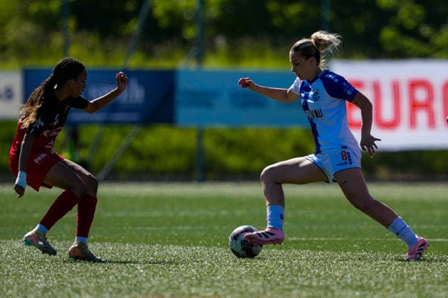 Switzerland AXA Women s Super League 2025 26, FC Aarau Women vs GC Women s Football Sportanlage Schachen, Aarau Joy Steck 17 FC Aarau in duel with Ella Ljustina 8 Grasshoppers Copyright: xKjetilxWaberx