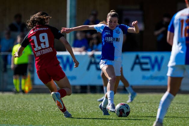 Switzerland AXA Womens Super League 2025 26, FC Aarau Women vs GC Womens Football Sportanlage Schachen, Aarau Giulia Looser 24 Grasshoppers in duel with Julie Gartmann 19 FC Aarau Copyright: xKjetilxWaberx