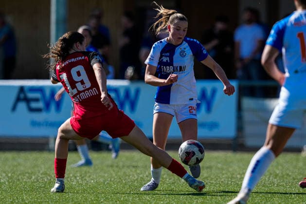 Switzerland AXA Womens Super League 2025 26, FC Aarau Women vs GC Womens Football Sportanlage Schachen, Aarau Giulia Looser 24 Grasshoppers in duel with Julie Gartmann 19 FC Aarau Copyright: xKjetilxWaberx