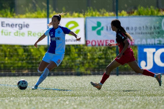 Switzerland AXA Womens Super League 2025 26, FC Aarau Women vs GC Womens Football Sportanlage Schachen, Aarau Marta Cazalla Garcia 15 Grasshoppers in duel with Joy Steck 17 FC Aarau Copyright: xKjetilxWaberx