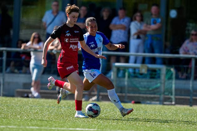 Switzerland AXA Women s Super League 2025 26, FC Aarau Women vs GC Women s Football Sportanlage Schachen, Aarau Kayla Jay Mckenna 12 Grasshoppers vs Andrea Jäggi Andrea Jaggi 4 FC Aarau Copyright: xKjetilxWaberx