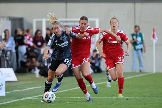 Munich, Germany 09 May 2026 1 Womens Bundesliga 25 Matchday FC Bayern Munich vs Eintracht Frankfurt In the picture from left in the duel Nadine Riesen SGE and Klara Bühl Buehl FCB Copyright: HMBxMedia MadeleinexFantini