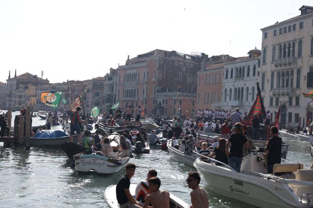 May 9, 2026, Venezia, Italy, Italy: Celebrations by Venezia FC and its fans after winning the Serie BKT championship and securing promotion to Serie A on 9 May, 2026, Venezia, Italy Venezia Italy - ZUMAr199 20260509_zsp_r199_013 Copyright: xMattiaxRadonix
