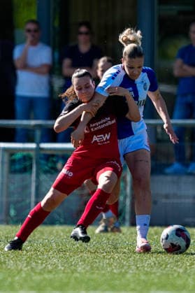Switzerland AXA Womens Super League 2025 26, FC Aarau Women vs GC Womens Football Sportanlage Schachen, Aarau Nathalie Widmer 5 FC Aarau in duel with Ella Ljustina 8 Grasshoppers Copyright: xKjetilxWaberx
