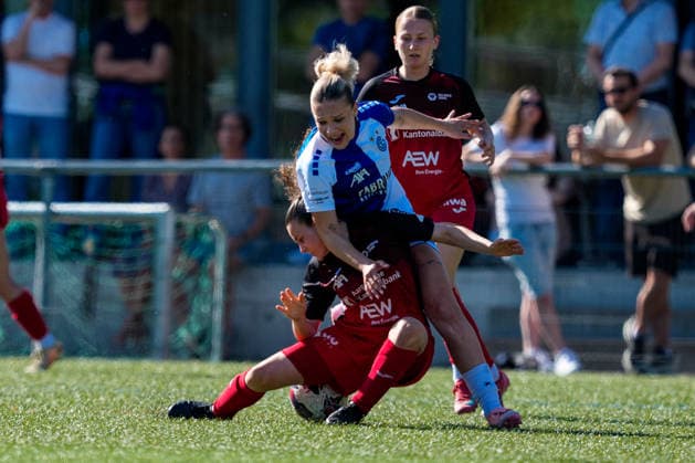 Switzerland AXA Womens Super League 2025 26, FC Aarau Women vs GC Womens Football Sportanlage Schachen, Aarau Nathalie Widmer 5 FC Aarau in duel with Ella Ljustina 8 Grasshoppers Copyright: xKjetilxWaberx