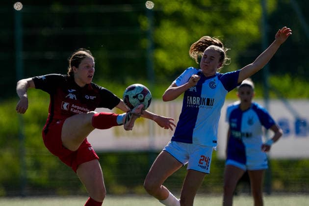Switzerland AXA Womens Super League 2025 26, FC Aarau Women vs GC Womens Football Sportanlage Schachen, Aarau Svenja von Felten 23 FC Aarau in duel with Giulia Looser 24 Grasshoppers Copyright: xKjetilxWaberx