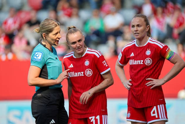 Munich, Germany 09 May 2026 1 Womens Bundesliga 25 Matchday FC Bayern Munich vs Eintracht Frankfurt In the picture from left referee Karoline Wacker Germany explains Georgia Stanway FCB the interruption of the match, next to her Glodis Perla Viggosdottir FCB Copyright: HMBxMedia MadeleinexFantini