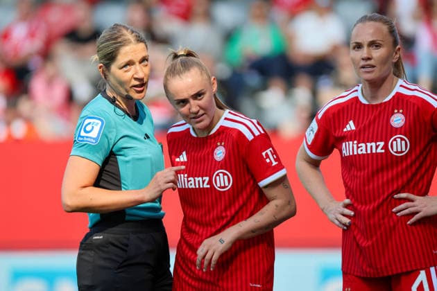 Munich, Germany 09 May 2026 1 Womens Bundesliga 25 Matchday FC Bayern Munich vs Eintracht Frankfurt In the picture from left referee Karoline Wacker Germany explains Georgia Stanway FCB the interruption of the match, next to her Glodis Perla Viggosdottir FCB Copyright: HMBxMedia MadeleinexFantini