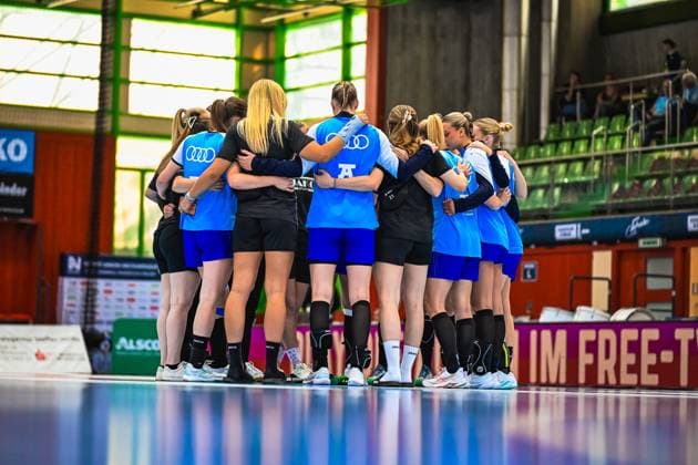 Scene with Kim Hinkelmann 5 Sport Union Neckarsulm , Angunn Gudmestad 7 Sport Union Neckarsulm , Annefleur Bruggeman 11 Sport Union Neckarsulm , Alicia Soffel 13 Sport Union Neckarsulm , Kamila Kordovska 14 Sport Union Neckarsulm , Lynn Holtman 17 Sport Union Neckarsulm , Iva van der Linden 19 Sport Union Neckarsulm , Alessia Riner 21 Sport Union Neckarsulm , Meret Ossenkopp 22 Sport Union Neckarsulm , Munia Smits 23 Sport Union Neckarsulm , Lena Ivancok 29 Sport Union Neckarsulm , Merle Albers 39 Sport Union Neckarsulm and Lilli Holste 58 Sport Union Neckarsulm Meeting in the Ballei Copyright: xspeedshotx