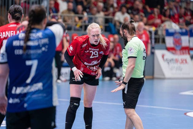 HSG Blomberg Lippe GER vs Thueringer HC GER Handball, 1 Handball Bundesliga Women, Semifinal, Match 3, 9 5 2026, Season 2025 2026, Blomberg Johanna Reichert Thueringer HC, 29 talks to Marcus Hurst Referee Blomberg Sporthalle an der Ulmenallee Germany
