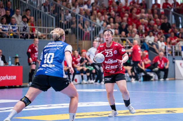 HSG Blomberg Lippe GER vs Thueringer HC GER Handball, 1 Handball Bundesliga Women, Semifinal, Match 3, 9 5 2026, Season 2025 2026, Blomberg Natsuki Aizawa Thueringer HC, 23 in duel against Maxi Muehlner HSG Blomberg Lippe, 10 Blomberg Sporthalle an der Ulmenallee Germany