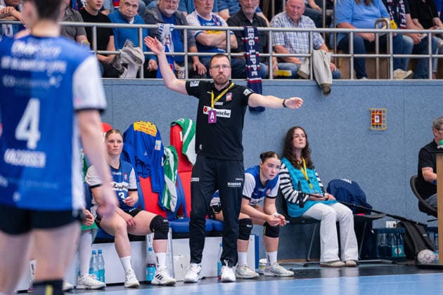 HSG Blomberg Lippe GER vs Thueringer HC GER Handball, 1 Handball Bundesliga Women, Semifinal, Match 3, 9 5 2026, Season 2025 2026, Blomberg Oliver Lippert HSG Blomberg Lippe, Team manager gestures Blomberg Sporthalle an der Ulmenallee Germany