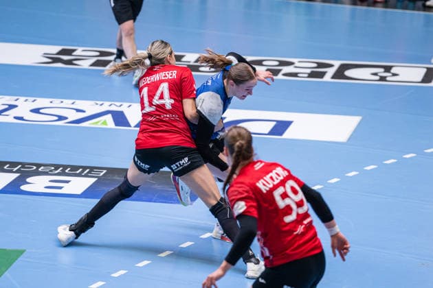 HSG Blomberg Lippe GER vs Thueringer HC GER Handball, 1 Handball Bundesliga Women, Semifinal, Match 3, 9 5 2026, Season 2025 2026, Blomberg Nieke Kuehne HSG Blomberg Lippe, 09 in duel with Anika Niederwieser Thueringer HC, 14 Blomberg Sporthalle an der Ulmenallee Germany