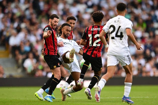 Fulham FC v AFC Bournemouth, Premier League Fulham forward (on loan from Bayern Munich) Jonah Kusi-Asare (18) under pressure from AFC Bournemouth defender Adam Smith (15) and AFC Bournemouth midfielder Tyler Adams (12) during the Premier League match between Fulham FC and AFC Bournemouth at Craven Cottage, London, UK on 9 May 2026. London Craven Cottage Greater London UK Editorial use only DataCo restrictions apply See www.football-dataco.com , Copyright: xDennisxGoodwinx PSI-24220-0054
