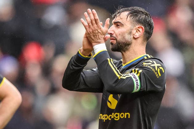 Premier League: Sunderland v Manchester United, ManU Bruno Fernandes of Manchester United applauds the fans after the game during the Premier League match Sunderland vs Manchester United at Stadium Of Light, Sunderland, United Kingdom on 09 May 2026 (Photo by Alfie Cosgrove News Images) Sunderland Stadium Of Light Tyne and Wear United Kingdom Copyright: xAlfiexCosgrove NewsxImagesx