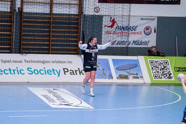 HSG Blomberg Lippe GER vs Thueringer HC GER Handball, 1 Handball Bundesliga Women, Semifinal, Game 3, 9 5 2026, Season 2025 2026, Blomberg Melanie Veith HSG Blomberg Lippe, 16 cheers after a parade Blomberg Sporthalle an der Ulmenallee Germany