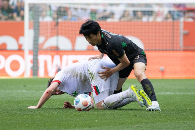 Deutschland: FC Augsburg vs. Borussia Mönchengladbach, 33. Spieltag, 1. Bundesliga, Saison 2025 26, WWK Arena (Augsburg): Shuto Machino, (Borussia Mönchengladbach, 18), Michael Gregoritsch, (FC Augsburg, 38) im Zweikampf Augsburg WWK Arena Bayern Deutschland *** Germany FC Augsburg vs Borussia Mönchengladbach, Matchday 33, 1 Bundesliga, Season 2025 26, WWK Arena Augsburg Shuto Machino, Borussia Mönchengladbach, 18 , Michael Gregoritsch, FC Augsburg, 38 in duel Augsburg WWK Arena Bayern Germany Copyright: xBenedictxChristx