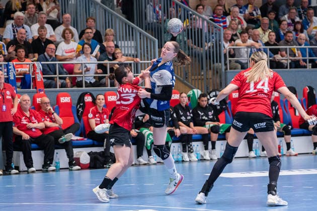 HSG Blomberg Lippe GER vs Thueringer HC GER Handball, 1 Handball Bundesliga Women, Semifinal, Match 3, 9 5 2026, Season 2025 2026, Blomberg Nieke Kuehne HSG Blomberg Lippe, 09 in goal throw against Natsuki Aizawa Thueringer HC, 23 Blomberg Sporthalle an der Ulmenallee Germany