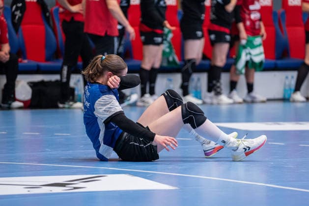 HSG Blomberg Lippe GER vs Thueringer HC GER Handball, 1 Handball Bundesliga Women, Semifinal, Game 3, 9 5 2026, Season 2025 2026, Blomberg Nieke Kuehne HSG Blomberg Lippe, 09 is injured on the ground Blomberg Sporthalle an der Ulmenallee Germany