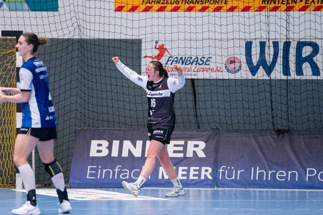 HSG Blomberg Lippe GER vs Thueringer HC GER Handball, 1 Handball Bundesliga Women, Semifinal, Game 3, 9 5 2026, Season 2025 2026, Blomberg Melanie Veith HSG Blomberg Lippe, 16 cheers after a parade Blomberg Sporthalle an der Ulmenallee Germany