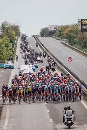 2026 Giro d Italia Stage 2 Picture by Zac Williams SWpix.com - 09 05 2026 - Cycling - 2026 Giro d Italia - Stage 2 - Burgas to Veliko Tarnavo - The peloton. Copyright: x xSWpix.comx(t axPhotographyxHubxLtd)xZacxWilliams SWpix.comx SWP-2645
