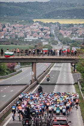 2026 Giro d Italia Stage 2 Picture by Zac Williams SWpix.com - 09 05 2026 - Cycling - 2026 Giro d Italia - Stage 2 - Burgas to Veliko Tarnavo - The peloton. Copyright: x xSWpix.comx(t axPhotographyxHubxLtd)xZacxWilliams SWpix.comx SWP-2645