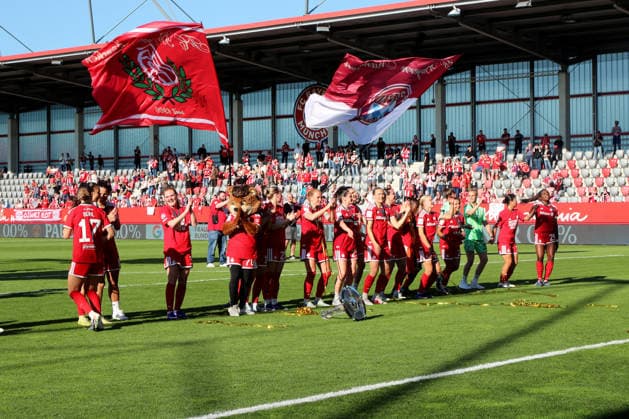Football, Women, Google Pixel Womens Bundesliga, 25 Matchday, Season 2025 2026, FC Bayern Munich Eintracht Frankfurt, Campus The championship celebration after the game, here the FC Bayern Munich Womens team in front of the fan curve