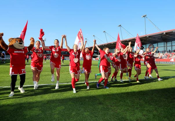 Football, Women, Google Pixel Womens Bundesliga, 25 Matchday, Season 2025 2026, FC Bayern Munich Eintracht Frankfurt, Campus The championship celebration after the game, here the FC Bayern Munich Womens team, cheering in front of the fan curve