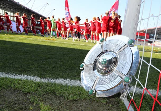 Football, Women, Google Pixel Womens Bundesliga, 25 Matchday, Season 2025 2026, FC Bayern Munich Eintracht Frankfurt, Campus The championship celebration after the game, here the FC Bayern Munich Womens team, here the championship trophy leans against the goalpost while the girls celebrate