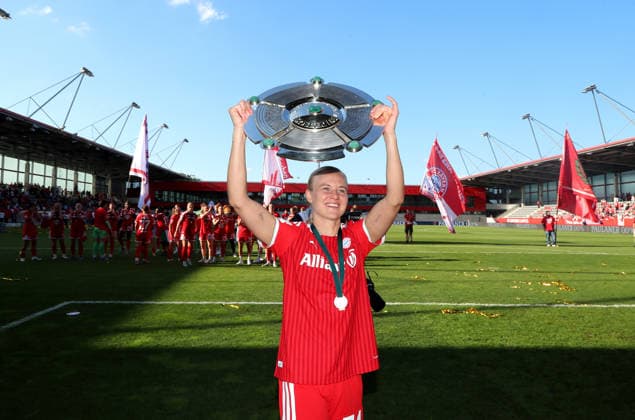 Football, Women, Google Pixel Womens Bundesliga, 25 Matchday, Season 2025 2026, FC Bayern Munich Eintracht Frankfurt, Campus The championship celebration after the match, here the FC Bayern Munich Womens team, Pernille Harder FC Bayern Munich cheers with the championship trophy