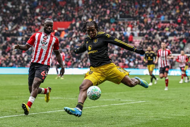 Premier League: Sunderland v Manchester United, ManU Patrick Dorgu of Manchester United crosses the ball during the Premier League match Sunderland vs Manchester United at Stadium Of Light, Sunderland, United Kingdom on 09 May 2026 (Photo by Alfie Cosgrove News Images) Sunderland Stadium Of Light Tyne and Wear United Kingdom Copyright: xAlfiexCosgrove NewsxImagesx