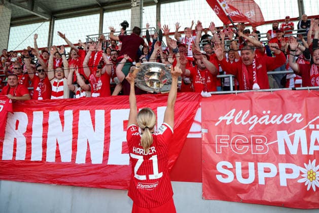 Soccer, Women, Google Pixel Women Bundesliga, 25 Matchday, Season 2025 2026, FC Bayern Munich Eintracht Frankfurt, Campus The championship celebration after the game, here the FC Bayern Munich Womens team, Pernille Harder FC Bayern Munich raises the championship trophy to the fans, cheering
