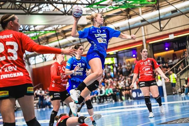 Scene with Merle Albers 39 Sport Union Neckarsulm , Silje Brons Petersen 23 BSV Sachsen Zwickau , Lynn Holtman 17 Sport Union Neckarsulm and 29 BSV Sachsen Zwickau Scene with Merle Albers 39 Sport Union Neckarsulm and opponents Copyright: xspeedshotx