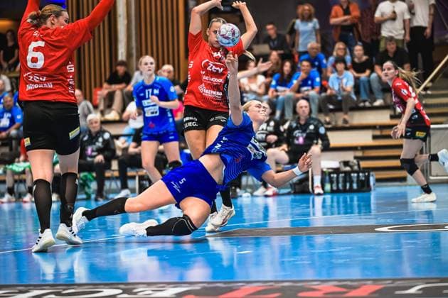 Scene with Kim Hinkelmann 5 Sport Union Neckarsulm , Lynn Holtman 17 Sport Union Neckarsulm , 6 BSV Sachsen Zwickau and 8 BSV Sachsen Zwickau Scene with Kim Hinkelmann 5 Sport Union Neckarsulm and Lynn Holtman 17 Sport Union Neckarsulm Copyright: xspeedshotx