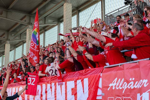 The fans celebrate in the fan block with the Meisterschale, Meisterfeier, Meisterschale, Emotionen, GER, FC Bayern Muenchen vs Eintracht Frankfurt, Fussball, Google Pixel Frauen Bundesliga, 25 Spieltag, Saison 2025 2026, 09 05 2026, DFL DFB REGULATIONS PROHIBIT ANY USE OF PHOTOGRAPHS as IMAGE SEQUENCES and or QUASI VIDEO, GER, FC Bayern Muenchen vs Eintracht Frankfurt, Football, Google Pixel Womens Bundesliga, 25 Matchday, Season 2025 2026, 09 05 2026 Muenchen Copyright: xEibner-Pressefoto JennixMaulx EP_JML