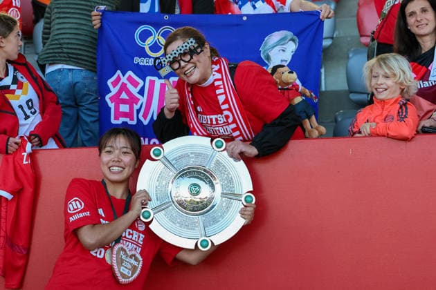 Momoko Tanikawa FC Bayern Muenchen, 18 celebrates with fans with bowl, Meisterfeier, Meisterschale, Emotionen, GER, FC Bayern Muenchen vs Eintracht Frankfurt, Fussball, Google Pixel Frauen Bundesliga, 25 Spieltag, Saison 2025 2026, 09 05 2026, DFL DFB REGULATIONS PROHIBIT ANY USE OF PHOTOGRAPHS as IMAGE SEQUENCES and or QUASI VIDEO, GER, FC Bayern Muenchen vs Eintracht Frankfurt, Football, Google Pixel Womens Bundesliga, 25 Matchday, Season 2025 2026, 09 05 2026 Muenchen Copyright: xEibner-Pressefoto JennixMaulx EP_JML