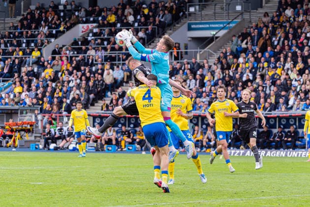 Braunschweig, Germany 09 May 2026 2 BL 2025 2026 Sp 33 Eintracht Braunschweig vs SG Dynamo Dresden In the picture from left in duel Stefan Kutschke Dresden , Andi Hoti Eintracht and goalkeeper Ron Thorben Hoffmann Eintracht DFL DFB regulations prohibit any use of photographs as image sequences and or quasi video Eintracht Stadion Niedersachsen Copyright: xFotostandx xKruczynskix