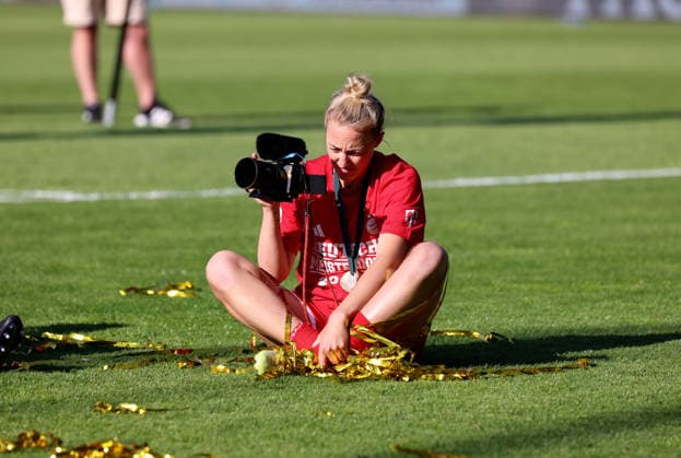 Football, Women, Google Pixel Women Bundesliga, 25 Matchday, Season 2025 2026, FC Bayern Munich Eintracht Frankfurt, Campus The championship celebration after the match, here the FC Bayern Munich Womens team, here Carolin Simon FC Bayern Munich sitting on the pitch with a video camera in her hand