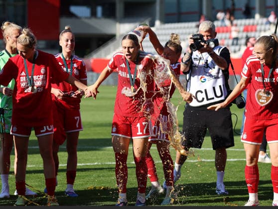 Soccer, Women, Google Pixel Women Bundesliga, 25 Matchday, Season 2025 2026, FC Bayern Munich Eintracht Frankfurt, Campus The championship celebration after the game, here the FC Bayern Munich Women team, here beer shower from Linda Dallmann FC Bayern Munich re on Klara Bühl Buehl FC Bayern Munich li
