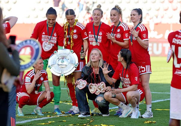 Soccer, Women, Google Pixel Women Bundesliga, 25 Matchday, Season 2025 2026, FC Bayern Munich Eintracht Frankfurt, Campus The championship celebration after the game, here the FC Bayern Munich womens team, here cheering with the championship trophy , Maria Luisa Grohs FC Bayern Munich , Klara Bühl Buehl FC Bayern Munich , Carolin Simon FC Bayern Munich , Giulia Gwinn FC Bayern Munich , Sarah Zadrazil FC Bayern Munich back Linda Dallmann FC Bayern Munich , Lea Schüller, Jovana Damnjanovic FC Bayern Munich front