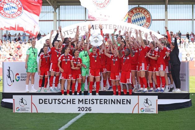 Football, Women, Google Pixel Womens Bundesliga, Matchday 25, Season 2025 2026, FC Bayern Munich Eintracht Frankfurt, Campus The championship celebration after the game, here the FC Bayern Munich Womens team, cheering with the championship trophy on the podium